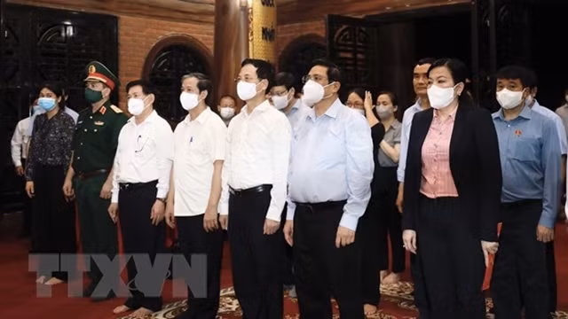 Le Premier ministre Pham Minh Chinh (premier rang, 2e à partir de la droite), rend hommage au Président Ho Chi Minh dans la zone commémorative du grand leader dans la province de Thai Nguyen. Photo : VNA
