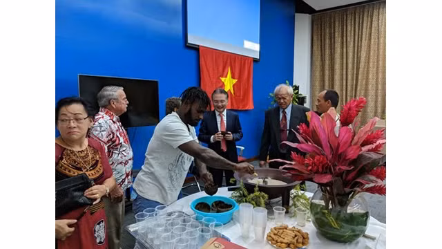 L'ambassadeur Ngô Huong Nam rencontre la communauté des Vietnamiens au Vanuatu. Photo: L'Ambassade du Vietnam en Australie et au Vanuatu.