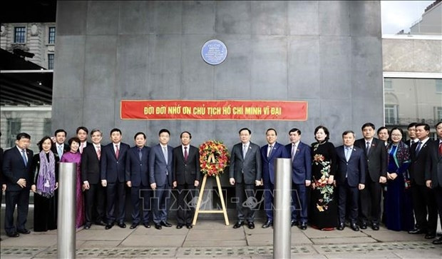 Le Président de l'AN vietnamienne, Vuong Dinh Huê, est allé déposer des gerbes de fleurs devant la plaque dédiée au Président Hô Chi Minh au bâtiment néo-zélandais à Londres. Photo : VNA.