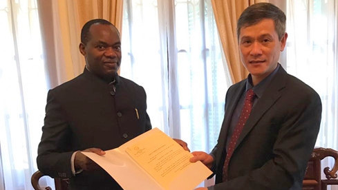 Le citoyen ougandais Mulenga Augustus Ceasor (à gauche) reçoit l’attestation de consul d’honneur du Vietnam. Photo: VOV.