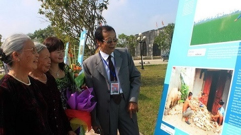 Visiteurs à l’exposition de photos. Photo: VNA.