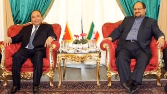 Le vice-Premier ministre vietnamien Nguyên Xuân Phúc et le vice-Président iranien Mohammad Shariatmadari.