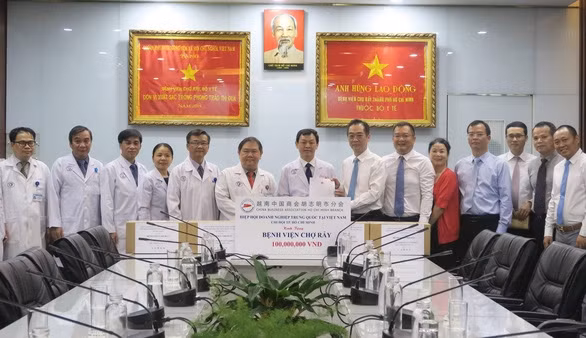 Le Consulat général de Chine à Hô Chi Minh-Ville rend visite à l’Hôpital Cho Rây