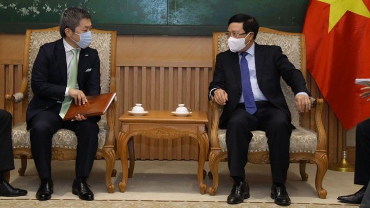 Le Vice-Premier ministre vietnamien Pham Binh Minh et le PDG de SMBC, Masahiro Yoshimura. Photo : VGP.