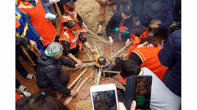 La fête de la cuisson du riz a lieu chaque année, au 8e jour du Têt traditionnel, soit le 23 février, à la maison communale du village de Thi Câm. Photo: Hanoimoi