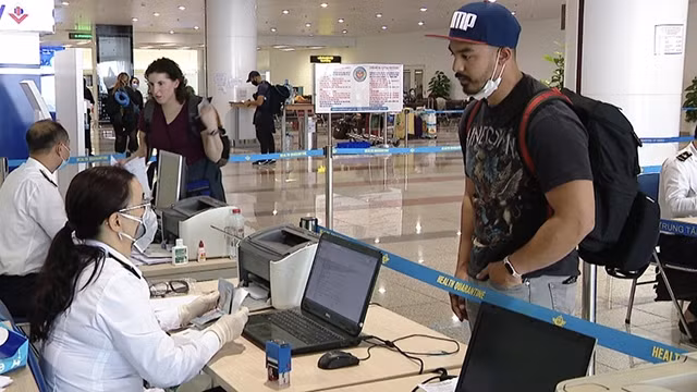 Les passagers des vols en provenance de pays où le variant Omicron est présent n’auront plus à se mettre en quarantaine dans des installations sous contrôle central à leur arrivée à Hanoi. Photo : VOV.