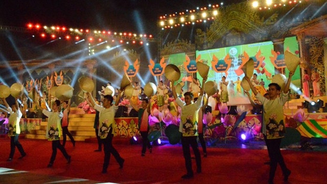 Un numéro artistique lors de la cérémonie de l’ouverture du Festival de la culture khmère dans la province de Bac Liêu, le 17 novembre. Photo : NDEL.