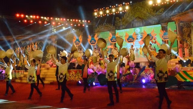 Un numéro artistique lors de la cérémonie de l’ouverture du Festival de la culture khmère dans la province de Bac Liêu, le 17 novembre. Photo : NDEL.
