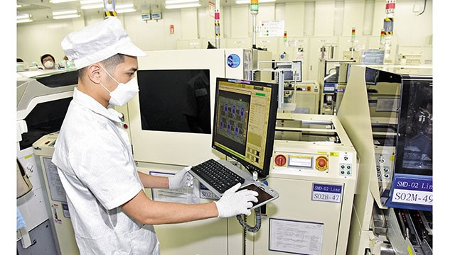 Dans une usine de Samsung au Vietnam. Photo : baodautu.vn.