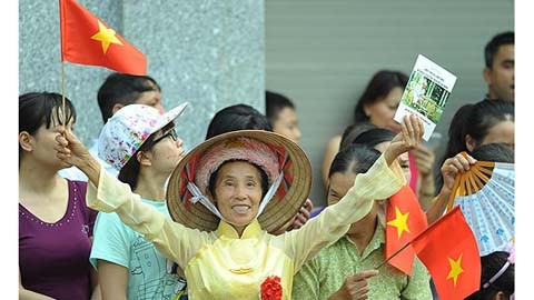 Une Vietnamienne exprime son patriotisme lors de la parade militaire de cette Fête nationale. Photo: Phan Linh/NDEL.