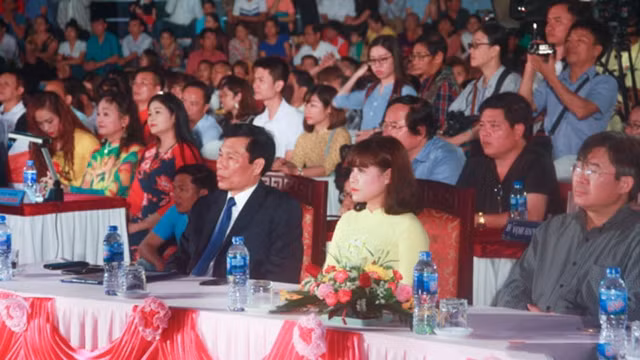 Le ministre de la Culture, des Sports et du Tourisme, Nguyên Ngoc Thiên, participe à la cérémonie d’ouverture du Festival national des chants « hat van » et « châu van ». Photo: Tôquôc