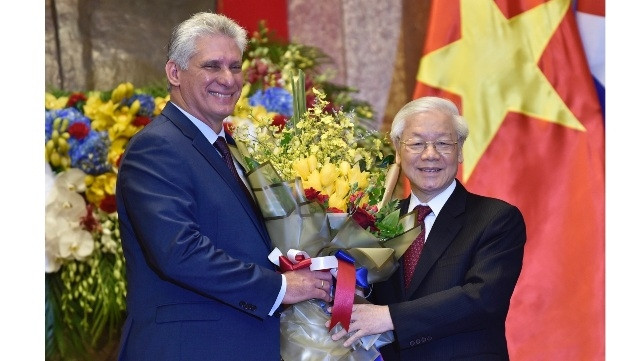Le Secrétaire général du PCV et Président Nguyên Phu Trong (à droite) et le Président du Conseil d'État et du Conseil des ministres de Cuba, Miguel Mario Diaz Canel Bermudez, le 9 novembre à Hanoi. Photo : VGP.