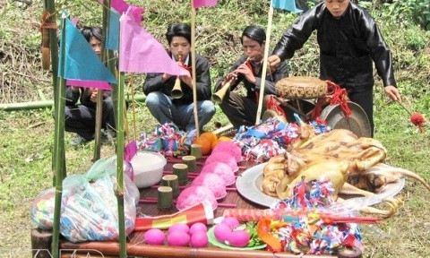 La fête commence par des offrandes cultuelles.