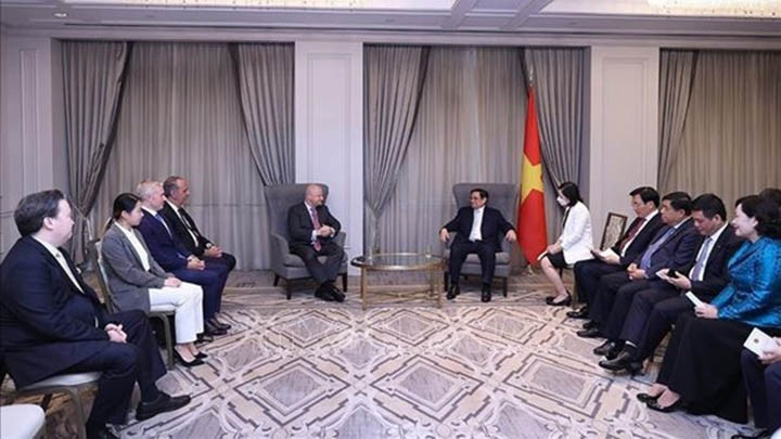 Le Premier ministre vietnamien, Pham Minh Chinh, reçoit Brendan Duval, PDG du groupe Glenfarne. Photo : VNA.