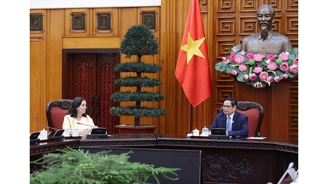 Le Premier ministre vietnamien, Pham Minh Chinh, et la vice-présidente de la Banque mondiale pour l’Asie de l’Est et le Pacifique, Manuela V. Ferro. Photo : VNA.