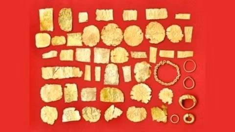 Collection des 49 objets en or de la culture Oc Eo - Dông Thap. Photo: VGP.