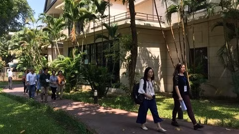 Plusieurs visiteurs ont découvert l'Ambassade de France lors des Journées européennes du patrimoine. Photo : CVN.