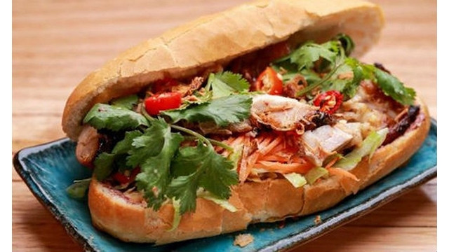 Le « banh mi » aux fruits du dragon a été apprécié par la presse internationale. Photo : Journal Dân Tri.