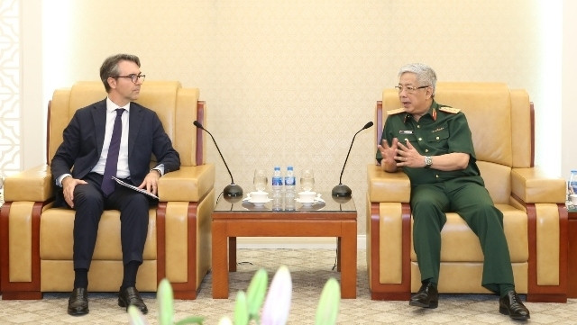 Le vice-ministre vietnamien de la Défense Nguyên Chi Vinh (à droite) et l'ambassadeur Giorgio Aliberti, représentant en chef de la délégation de l'UE au Vietnam, le 8 octobre à Hanoi. Photo : QDND.