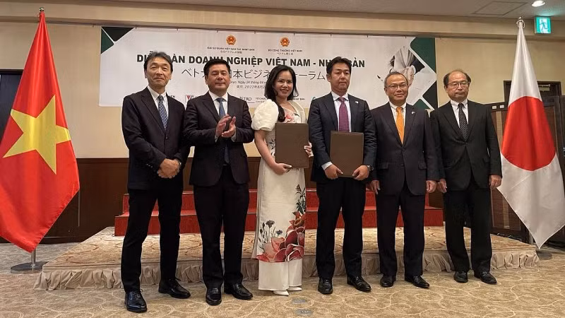 Signature du protocole d’accord entre le groupe vietnamien T&T JSC et la Marubeni Corporation du Japon. Photo : baoquocte.vn.