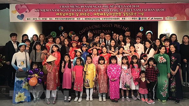 Les participants prennent une photo de souvenir. Photo: VNA