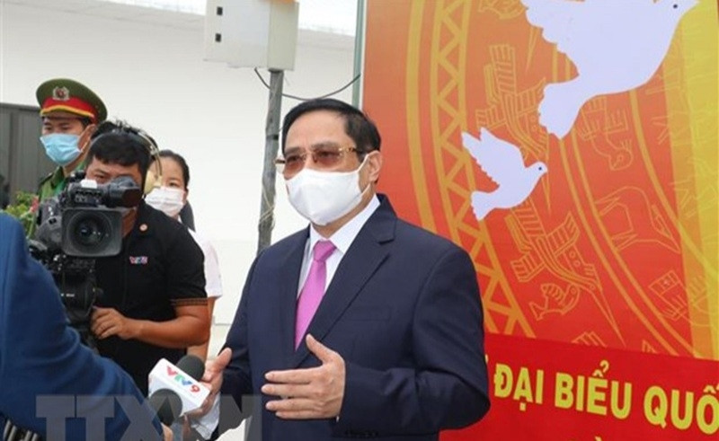 Le Premier ministre vietnamien répond aux questions de la presse après avoir exercé son droit de vote aux élections législatives. Photo : VNA.