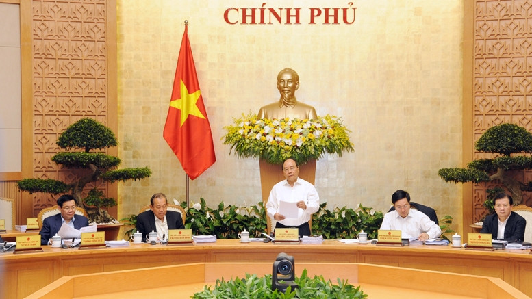 Le PM vietnamien, Nguyên Xuân Phuc (debout), lors de la réunion de mars du gouvernement, le 2 avril, à Hanoi. Photo: Trân Hai/NDEL.