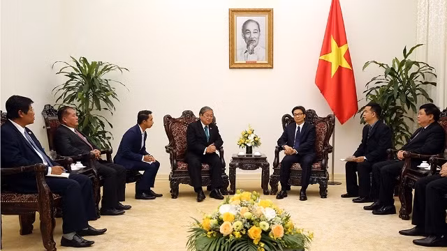 Le Vice-PM Vu Duc Dam, a reçu le 22 décembre, à Hanoi, une délégation cambodgienne de l’Information conduite par son chef, Khieu Kanharith. Photo : VGP.