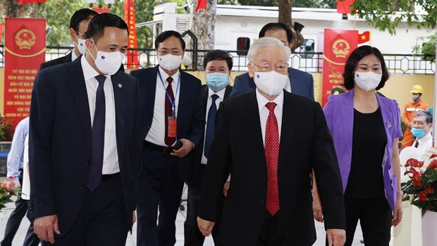 Le Secrétaire général du Parti Nguyên Phu Trong se rend aux urnes, le 23 mai à Hanoi. Photo : VNA.