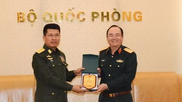 Le général de corps d'armée du Vietnam, Pham Ngoc Minh (à droite), et le général de division du Myanmar, Tin Maung Win. Photo: VNA.