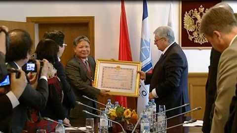 Le ministre vietnamien de la Justice Hà Hùng Cuong remet l’Ordre de l’Amitié à l’académicien A.V. Torkunov. Photo : NDEL.