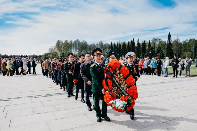 La délégation de la communauté des Vietnamiens à Saint-Pétersbourg participe à la cérémonie pour rendre hommage aux soldats soviétiques et aux Russes tombés dans la Grande Guerre patriotique. Photo : NDEL.