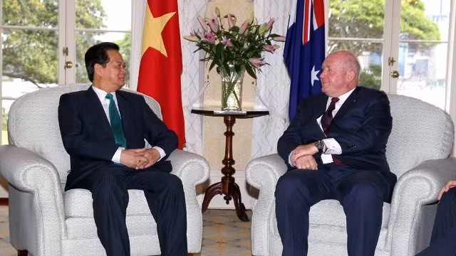 Le PM vietnamien Nguyên Tân Dung (à gauche), s'entretient avec le gouverneur général de l'Australie, Peter Cosgrove. Photo: VGP.