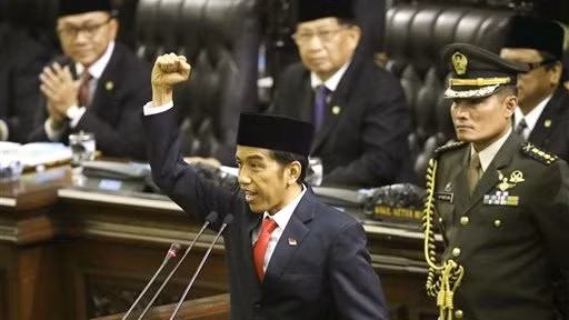 Le nouveau Président indonésien prête serment lors de son investiture, le 20 octobre à Jakarta, en Indonésie. Photo: VNA.