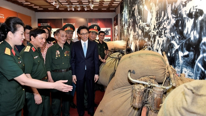 Le Vice-Premier ministre Vu Duc Dam à l'exposition. Photo : VGP.