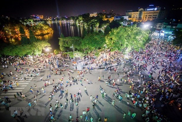 L’espace piétonnier autour du lac de l’Épée restituée dans l'arondissement de Hoan Kiem. Photo : VNA.