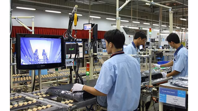 Travailleurs d'une usine de Samsung au Vietnam. Photo : NDEL