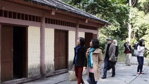 Les touristes visitent le siège du détachement armé de propagande et de libération du Vietnam précurseur de l’armée populaire du Viet nam actuelle, situé dans la forêt Trân Hung Dao. Photo: NDEL.