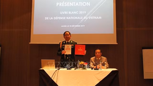 Le colonel Duong Duc Thuân, attaché militaire du Vietnam en Algérie, prend la parole lors de la cérémonie. Photo : VNA.