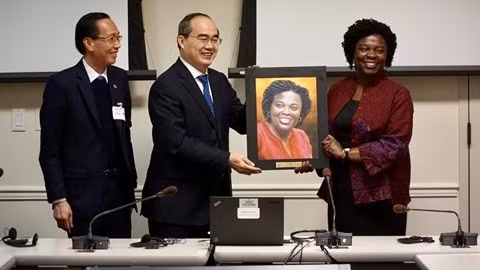 Le secrétaire du Comité du PCV pour Hô Chi Minh-Ville, Nguyên Thiên Nhân, offre un cadeau à Victoria Kwakwa, vice-présidente de la Banque mondiale chargée de l'Asie de l'Est et du Pacifique. Photo: VNA.