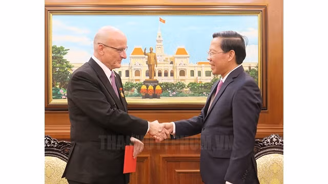 Le secrétaire adjoint permanent du Comité du Parti et président du Comité populaire de Hô Chi Minh-Ville, Phan Van Mai (à droite), et le Consul général de Suisse à Hô Chi Minh-Ville, Martin Urs Maier. Photo : sggp.org.vn