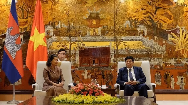Le vice-président du Comité populaire de Hanoi Nguyên Quôc Hùng et la Vice-PM cambodgienne Men Sam An. Photo : KTDT.