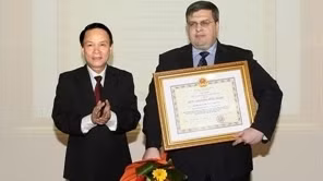 Le directeur général de la VNA, Nguyên Duc Loi, et le représentant en chef de l'Agence russe TASS au Vietnam, Denhisovich Yuri Alexandrovitch (à droite). Photo: Pham Kiên/VNA.