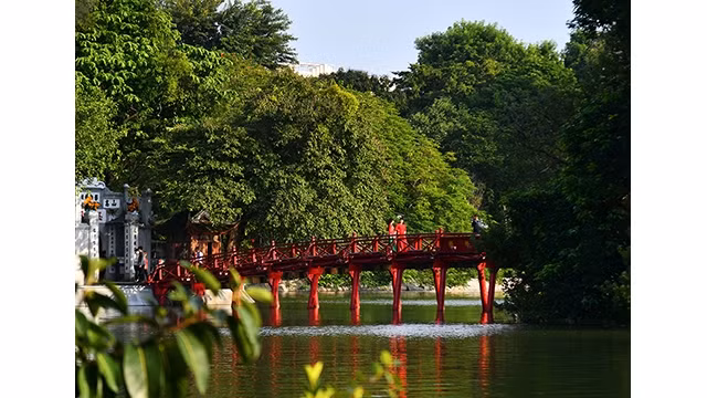 Hanoi est très paisible. Le vent qui souffle doucement, l’ambiance fraîche et le soleil léger concourent à rendre la ville encore plus attirante aux yeux des habitants et des visiteurs.. Photo: NDEL