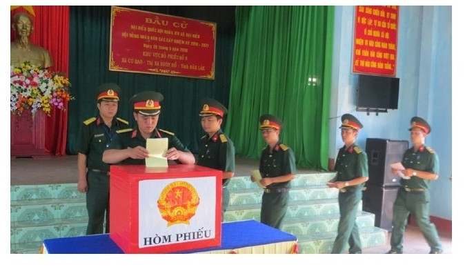 L’élection anticipée au bureau de vote dans le régiment d’infanterie 95. Photo: NDEL.