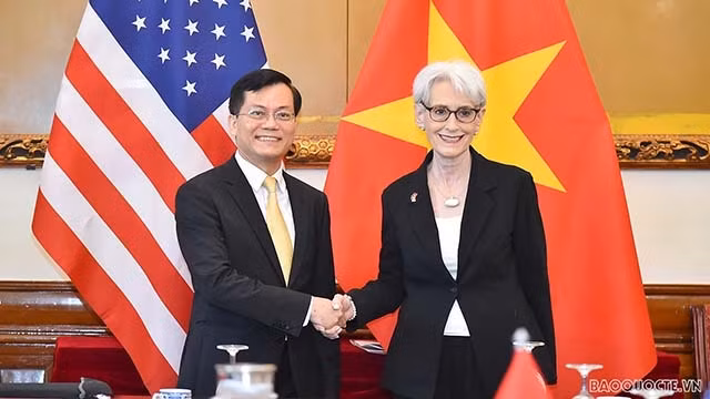 Le vice-ministre vietnamien des Affaires étrangères, Hà Kim Ngoc (à gauche) et la sous-secrétaire d’État américaine, Wendy Sherman (à droite). Photo : baoquocte.vn
