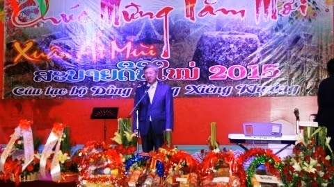 L'ambassadeur du Vietnam au Laos, Nguyên Manh Hùng, à la rencontre de la communauté vietnamienne à Xiangkhouang. Photo: VOV.