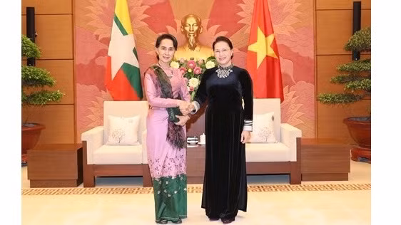 La Présidente de l’AN du Vietnam, Nguyên Thi Kim Ngân (à droite) et la Conseillère d’État du Myanmar, Aung San Suu Kyi, le 20 avril, à Hanoi. Photo : VOV. 