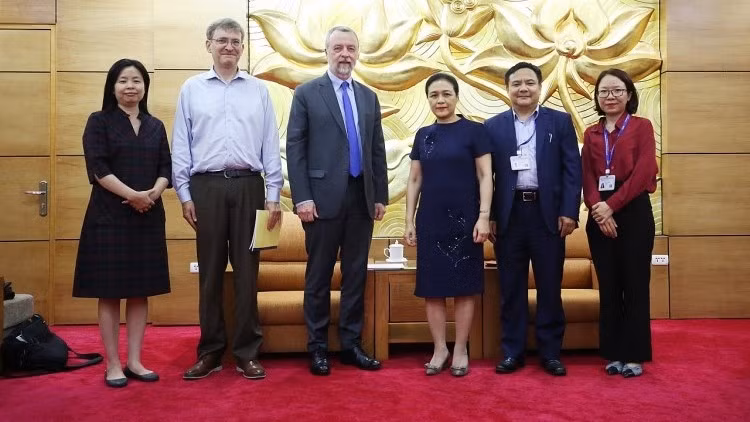 La présidente de l’Union des organisations d’amitié du Vietnam, l’ambassadrice Nguyen Phuong Nga (3e à droite) et les représentants de l’USIP. Photo: thoidai.com.vn