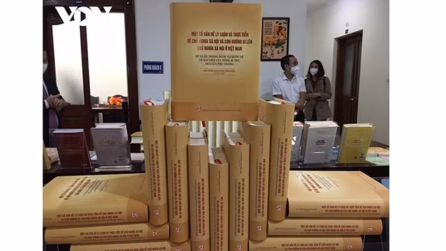 Le Livre intitulé "Certaines questions théoriques et pratiques du socialisme et du chemin vers le socialisme au Vietnam - des opinions nationales et internationales sur l'article du Secrétaire général du Parti Nguyên Phu Trong ». Photo : VOV.